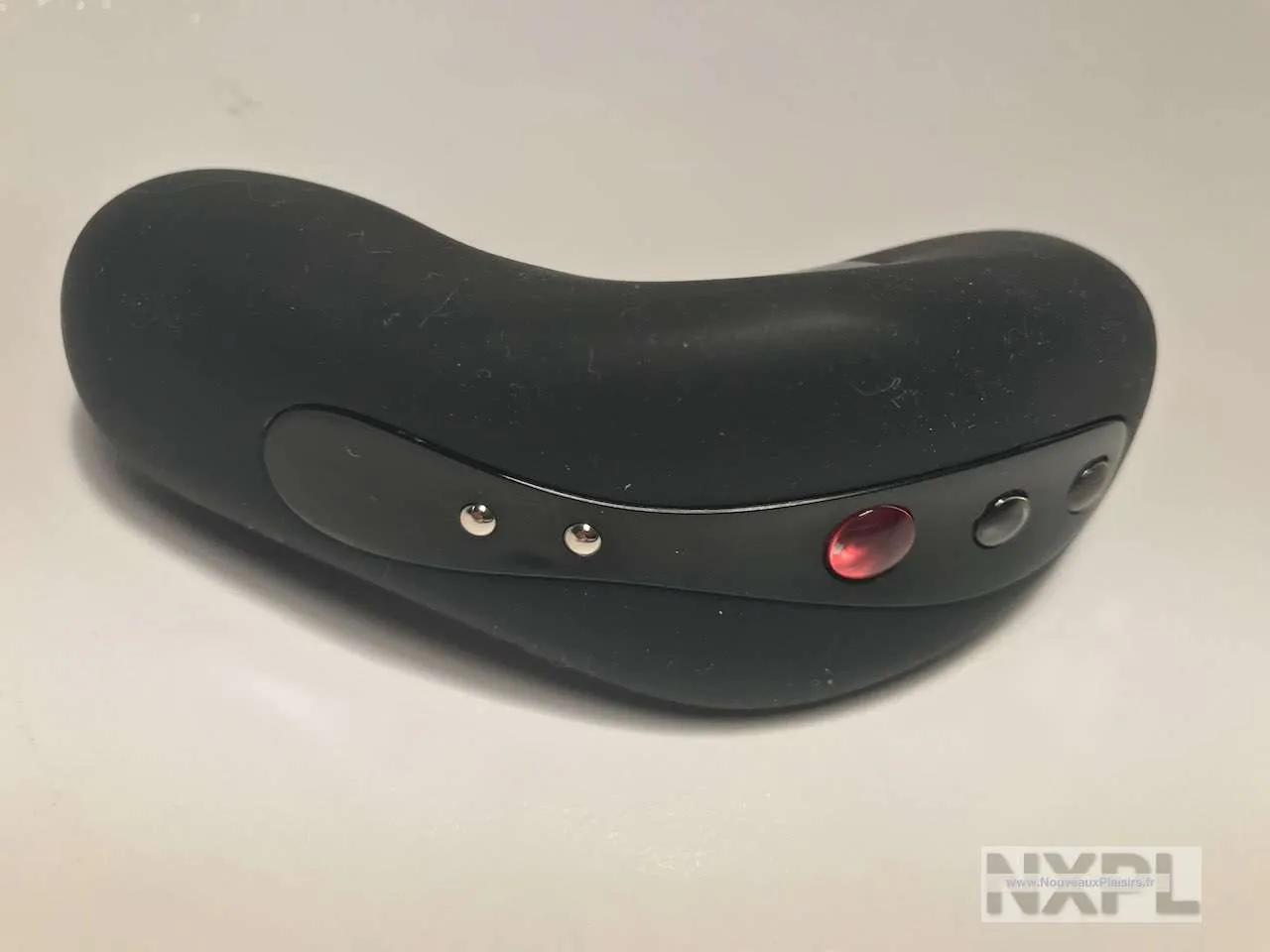 Le Laya 2 Blackline illustrant sa taille compacte par rapport à une main