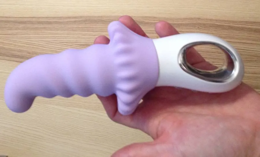 Le Fun Factory Moody G5 tenu en main pour montrer sa taille réelle