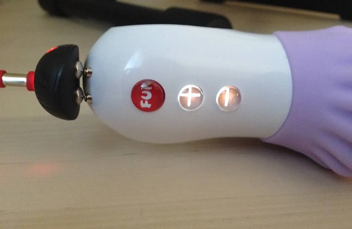 Le Fun Factory Moody G5 en cours de charge avec son câble aimanté