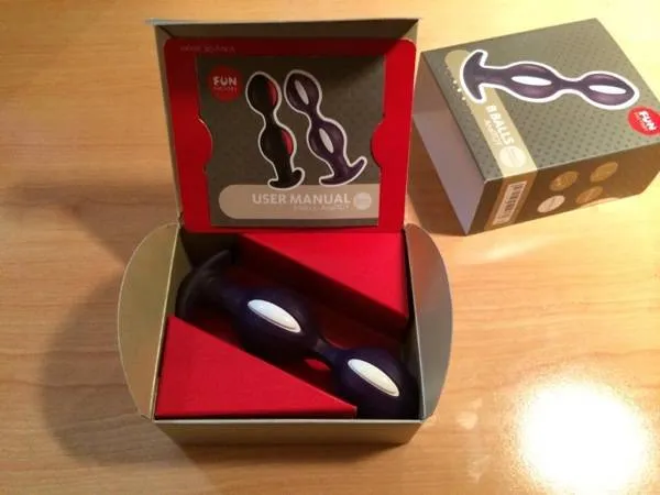 Déballage du plug B Balls de Fun Factory montrant sa forme et sa base