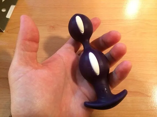 Le plug B Balls de Fun Factory tenu dans une main pour montrer sa taille