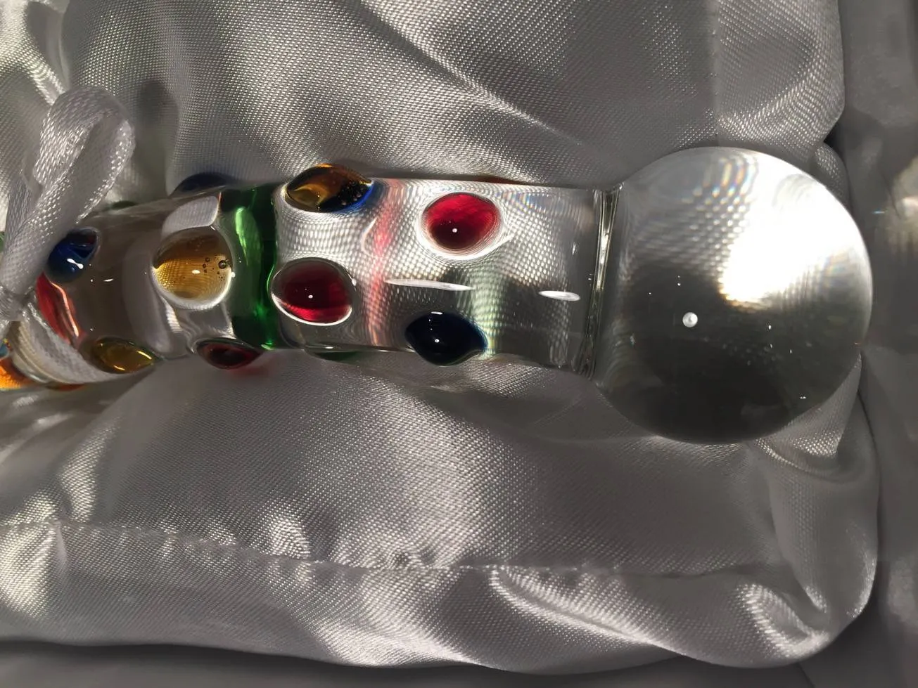 Extrémité vaginale du GlassVibrations Fantasy avec sa boule et ses picots
