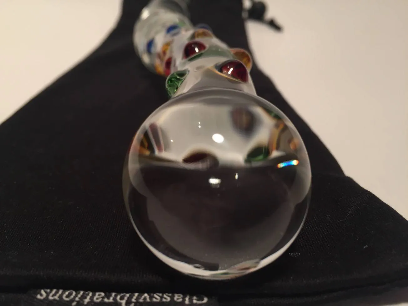 Le godemichet GlassVibrations Fantasy présenté sous un angle différent