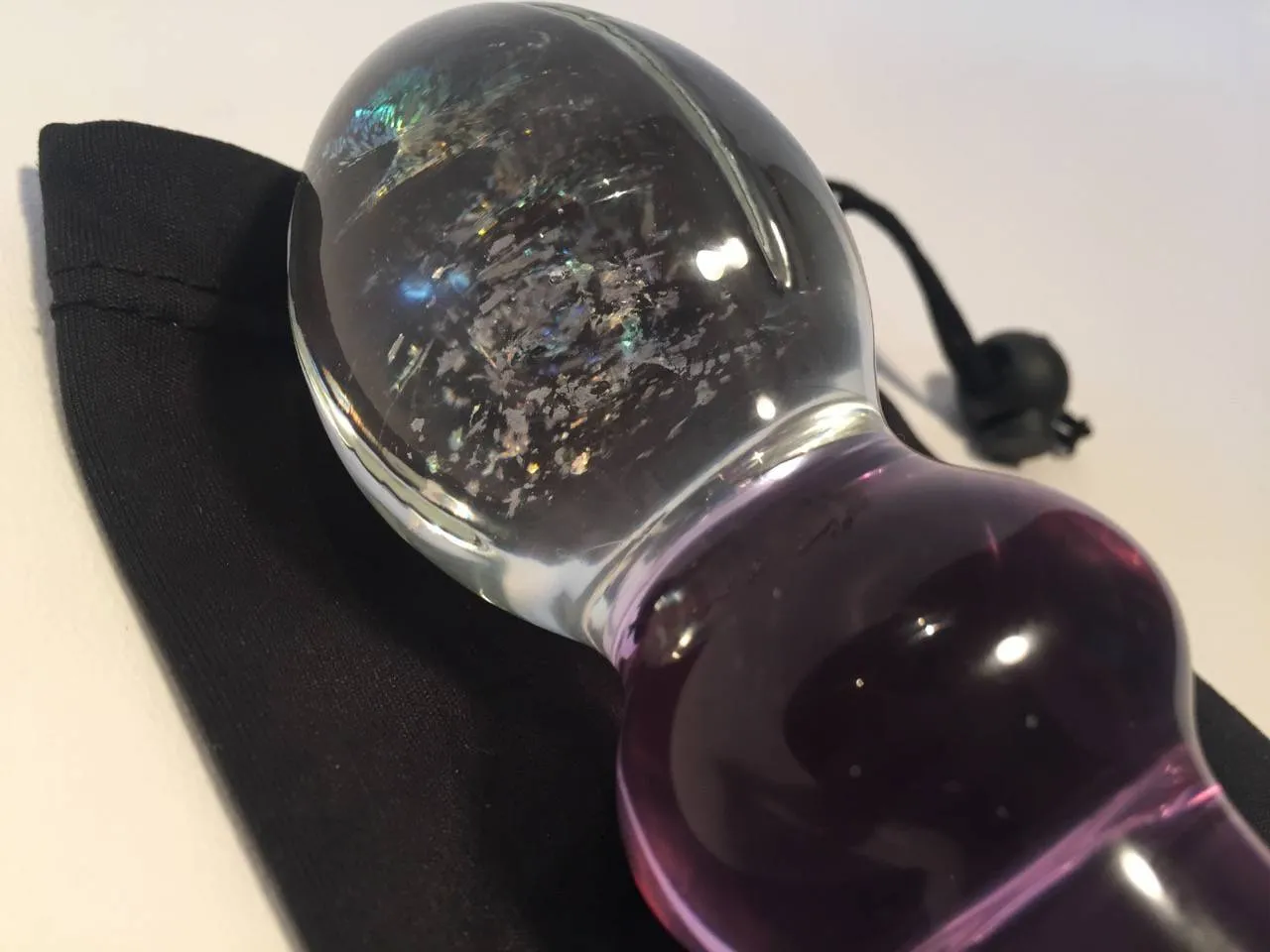 Vue d'ensemble du godemichet GlassVibrations Purple Love avec ses reflets mauves