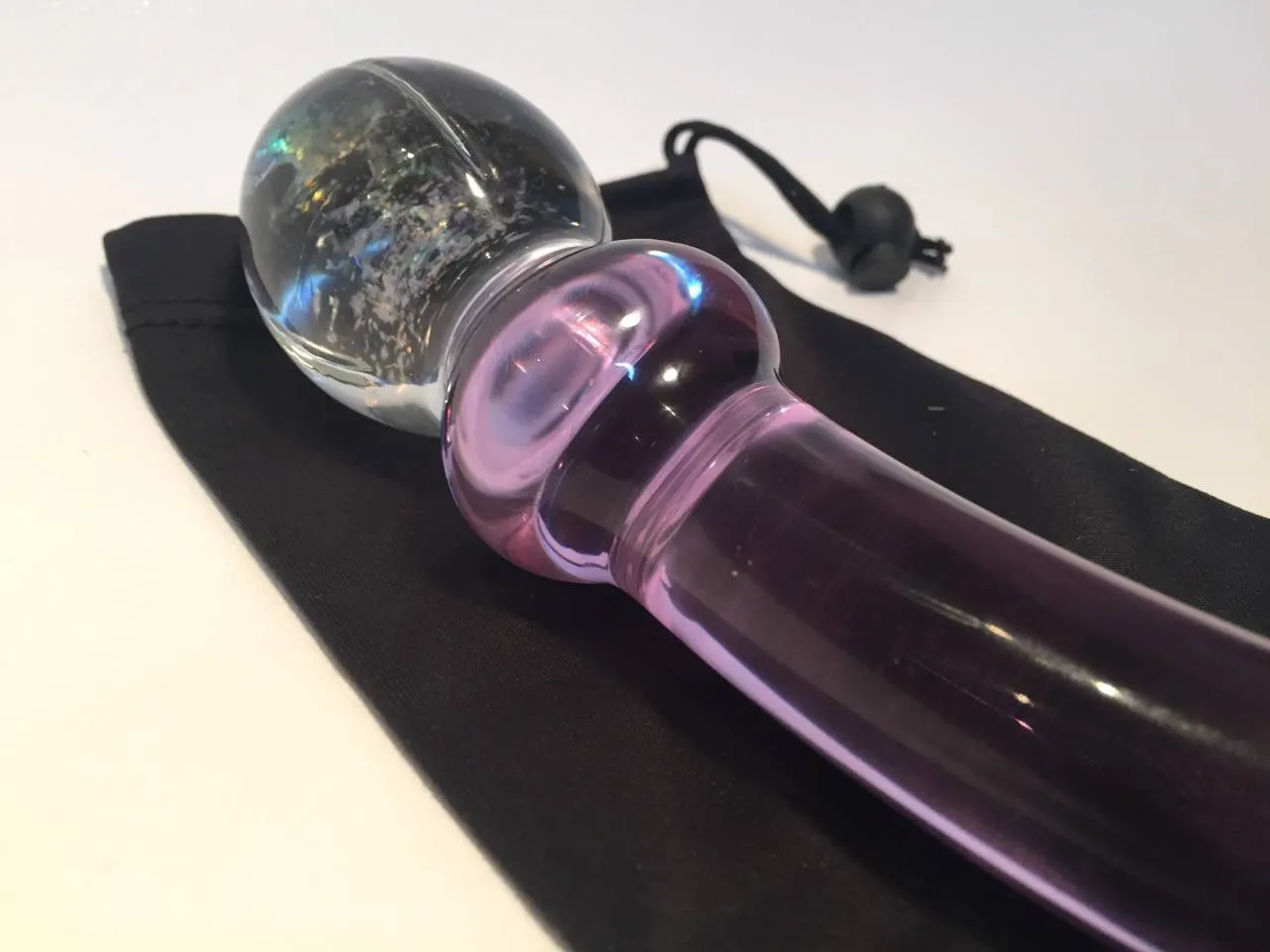 Détail de l'extrémité boule du godemichet GlassVibrations Purple Love