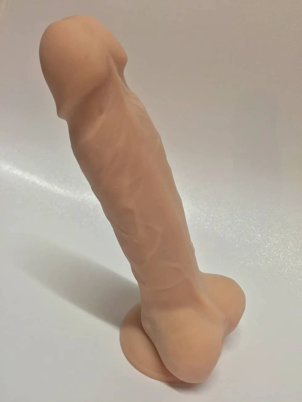 Vue rapprochée du godemichet réaliste Alive S