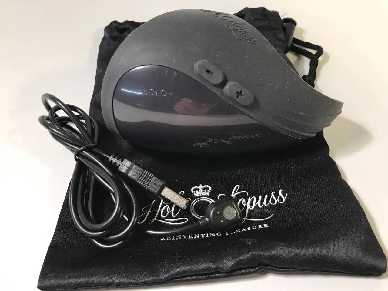 Contenu du coffret Hot Octopuss Pulse 3 avec câble et sac en satin