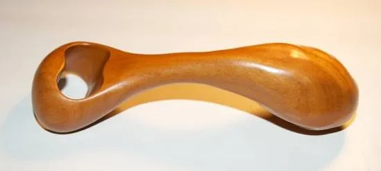 Vue rapprochée du godemichet en bois l'Orchidée