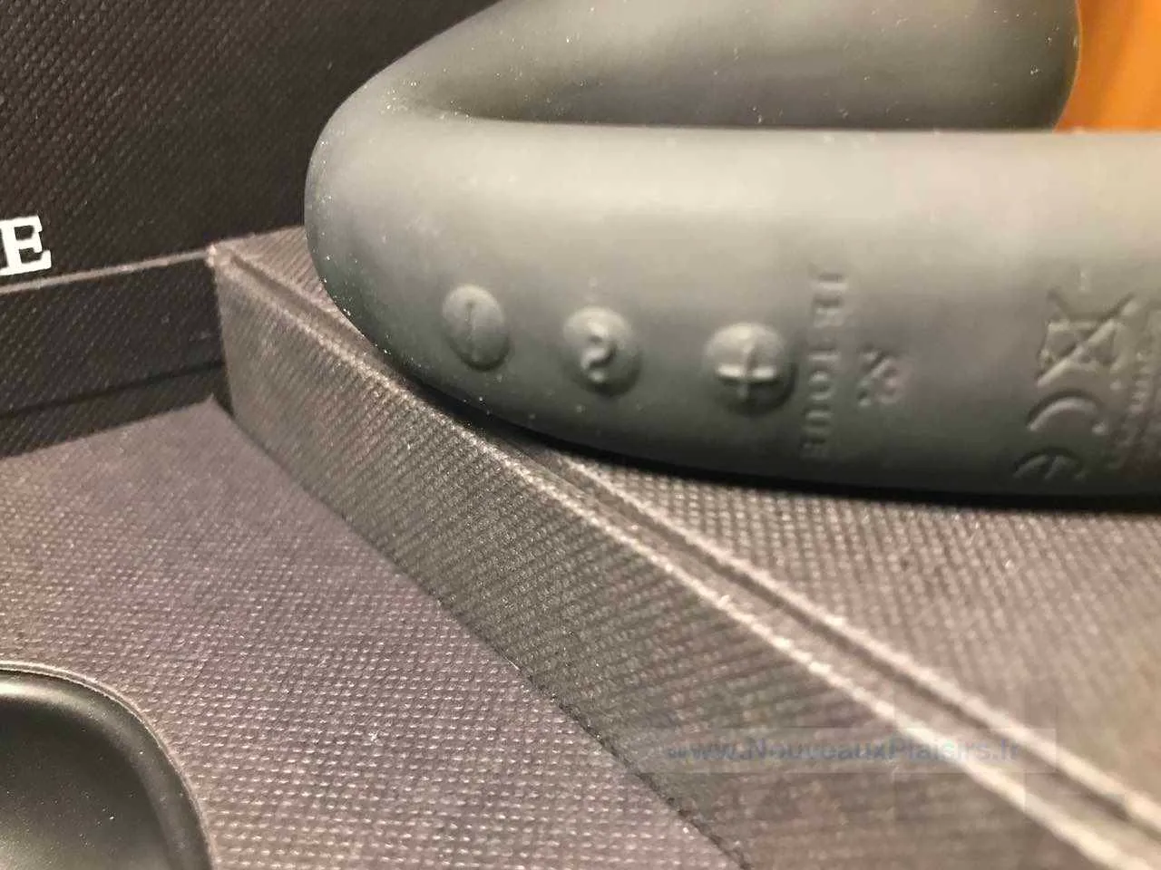 Vue de l'œuf Je Joue Dua illustrant son positionnement pour l'usage