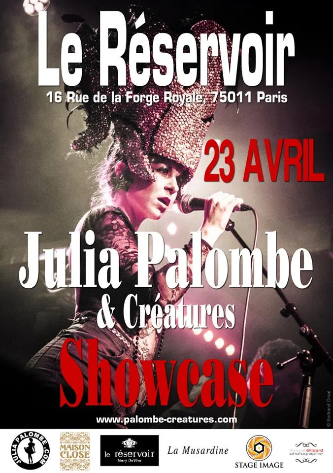 Julia Palombe sur scène lors d'un concert rock
