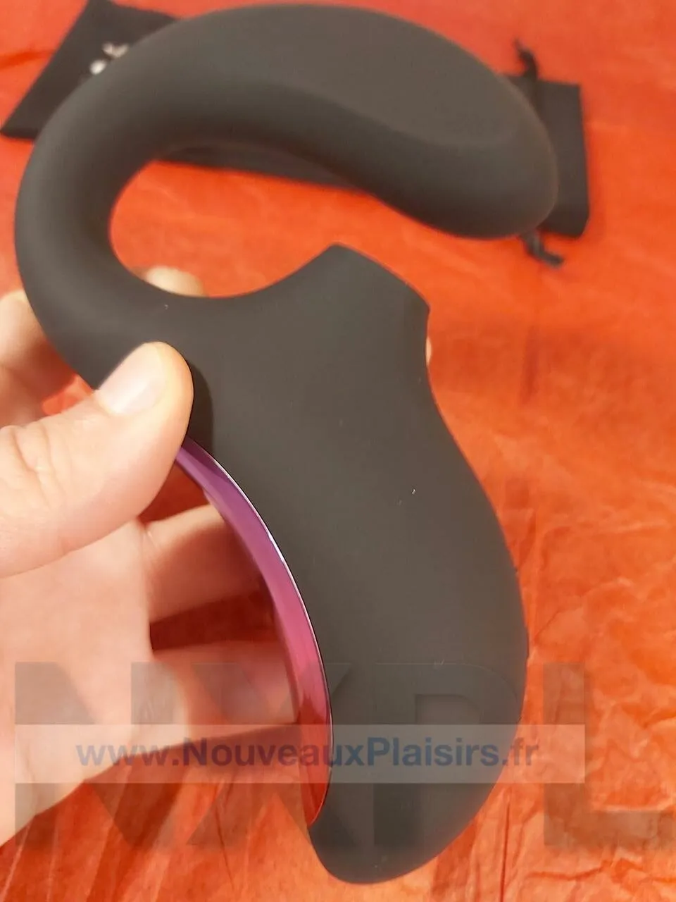 Détail du Lelo Enigma mettant en avant sa finition en silicone