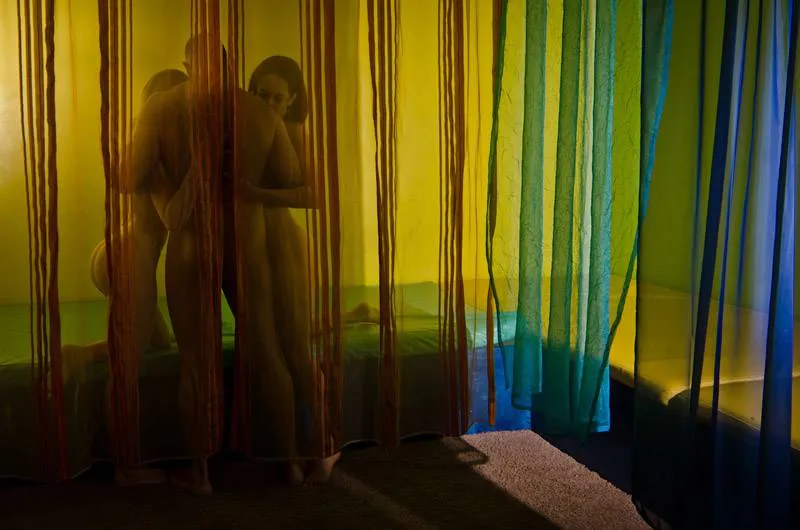 Rideaux rouges à l'entrée des espaces de jeux