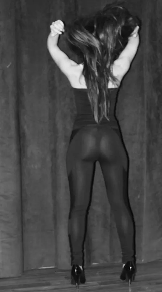 L'auteur Stella Tanagra vue de dos lors d'une soirée des Écrits Polissons