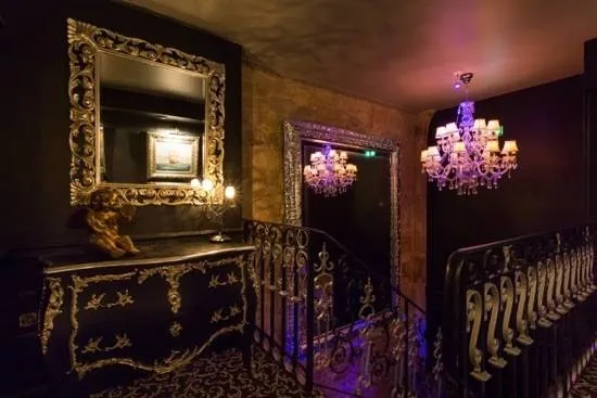 Intérieur glamour et élégant du club libertin Le Taken Club à Paris