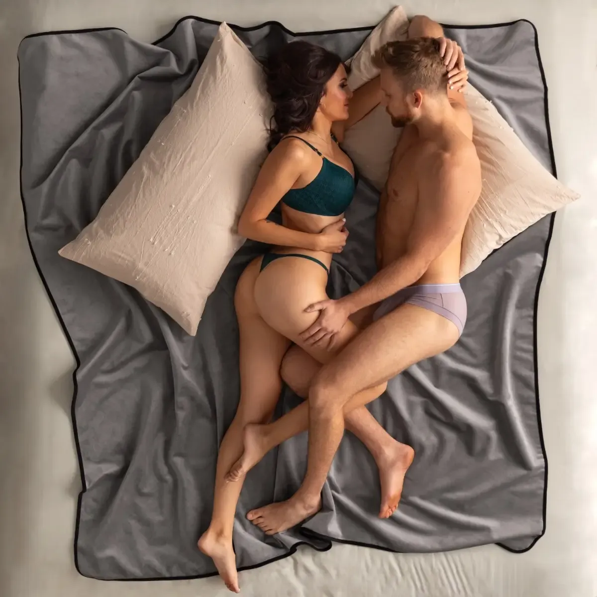 Le Liberator Fascinator Throe en modèle noir, vue d'ensemble