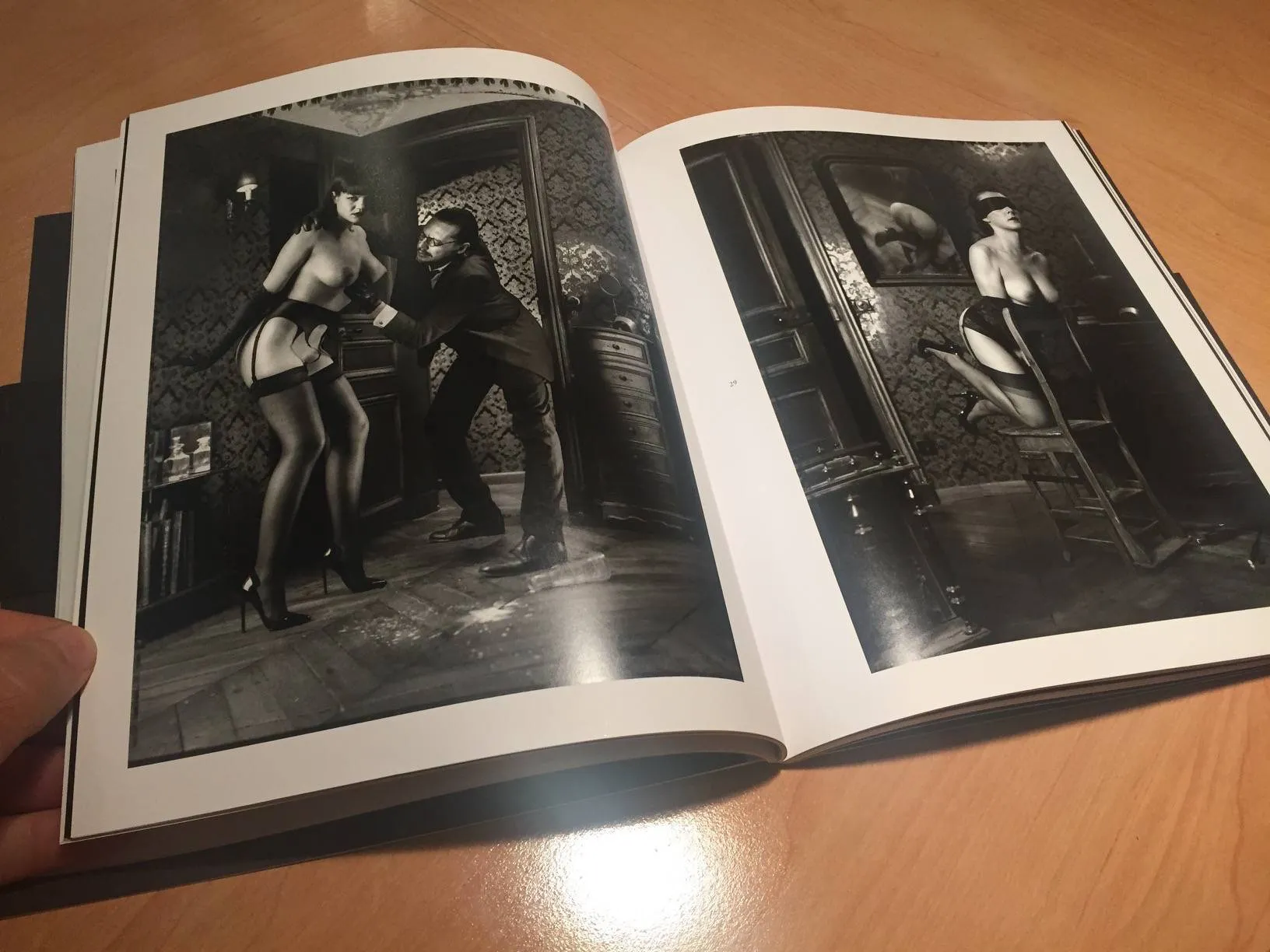 Gros plan sur une photographie du livre Inside