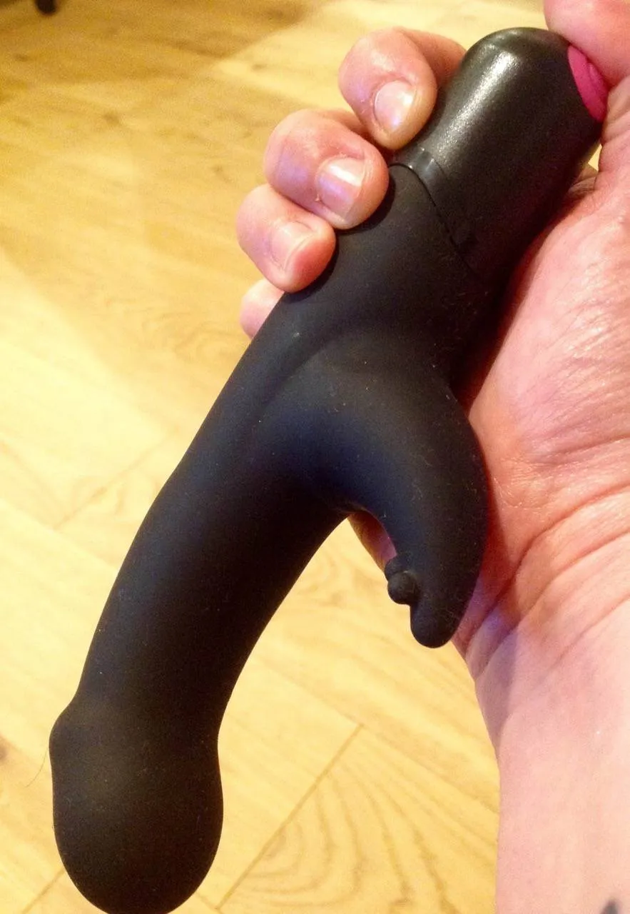 Détail du bras rabbit et de la tête incurvée du Love To Love Captain Charm