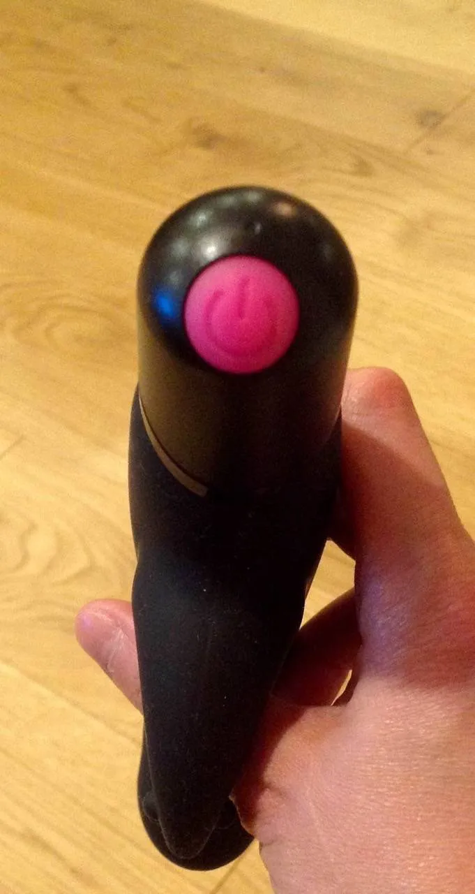 Vibromasseur Love To Love Captain Charm tenu en main pour le test