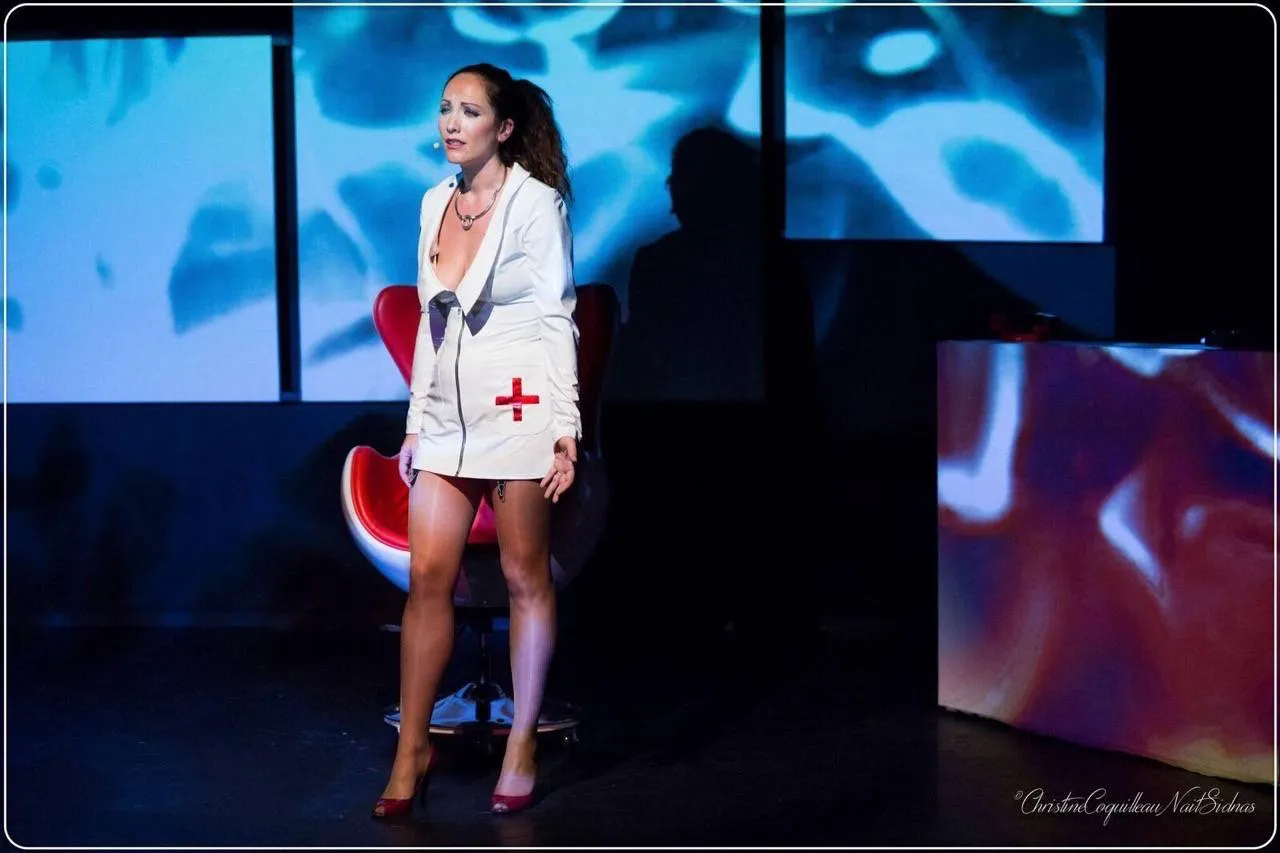 Mademoiselle A lors de sa représentation au Théâtre Trévise