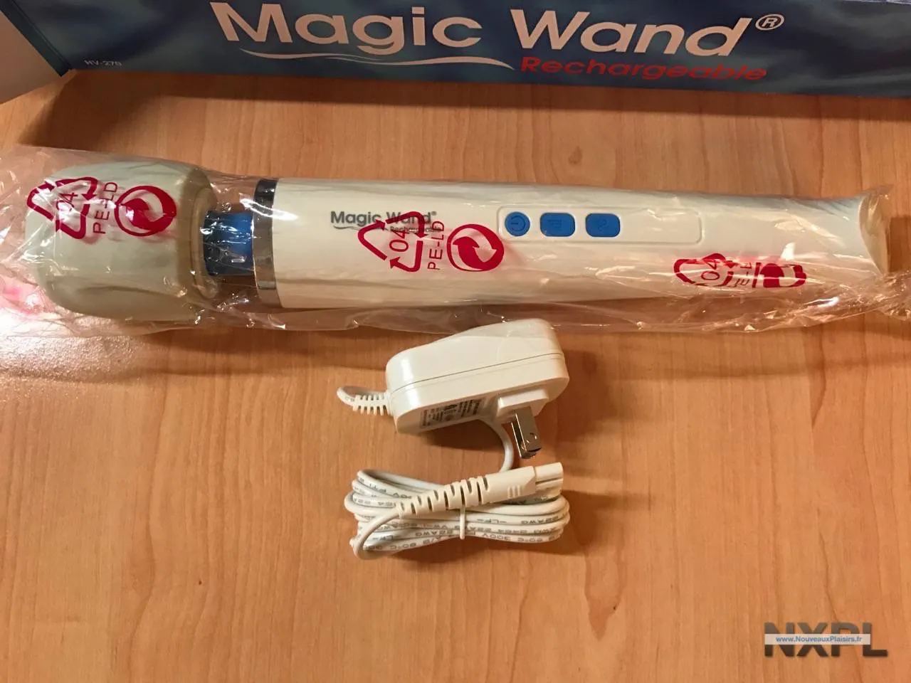 Détail de la tête en silicone et du col flexible bleu du Magic Wand Rechargeable