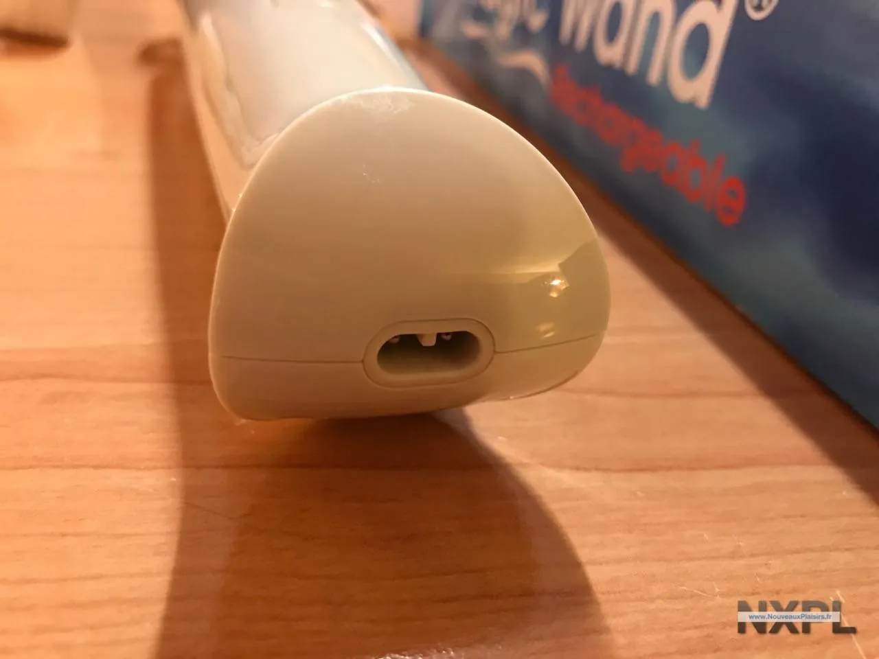 Le Magic Wand Rechargeable posé montrant sa taille imposante et son design professionnel