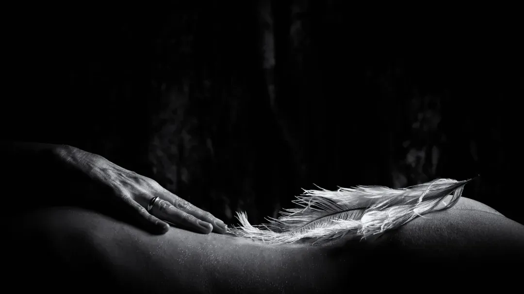 Une séance de massage érotique axée sur la détente et l'éveil sensoriel