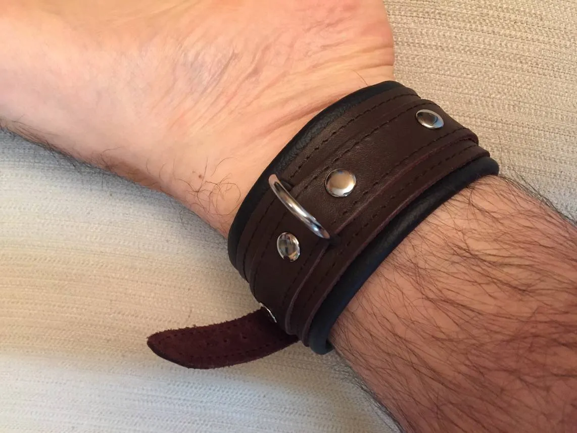 Gros plan sur une chevillère en cuir marron Dèmonia