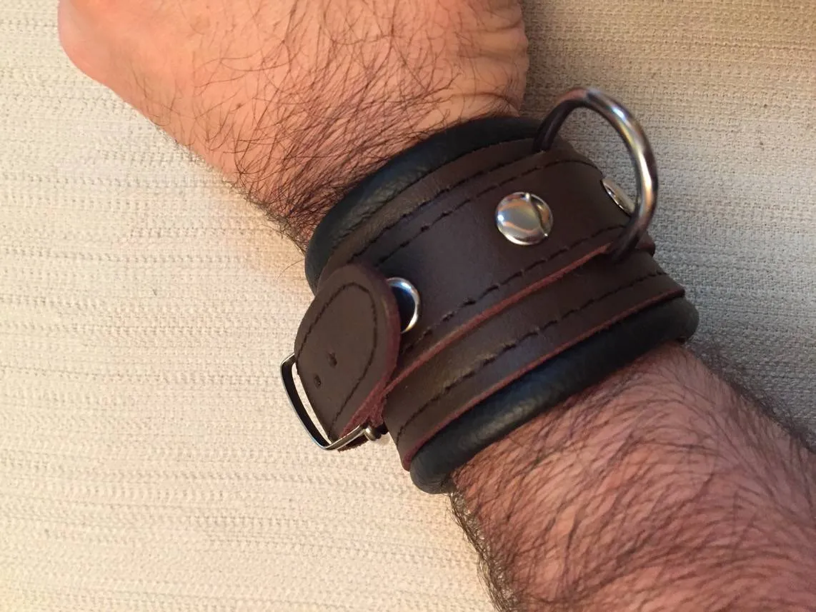 Menottes en cuir marron Dèmonia utilisées pour capturer un homme des bois