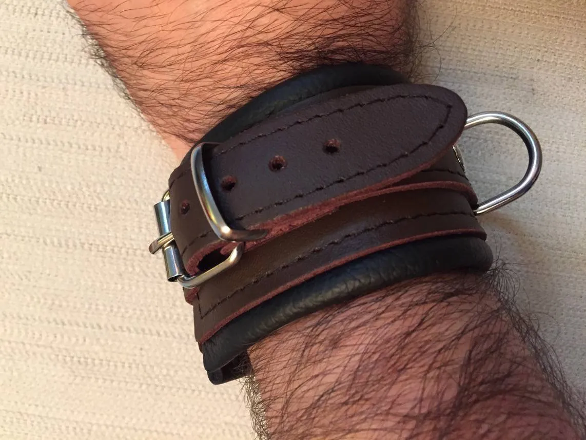 Détail de la boucle de réglage des menottes en cuir marron Dèmonia