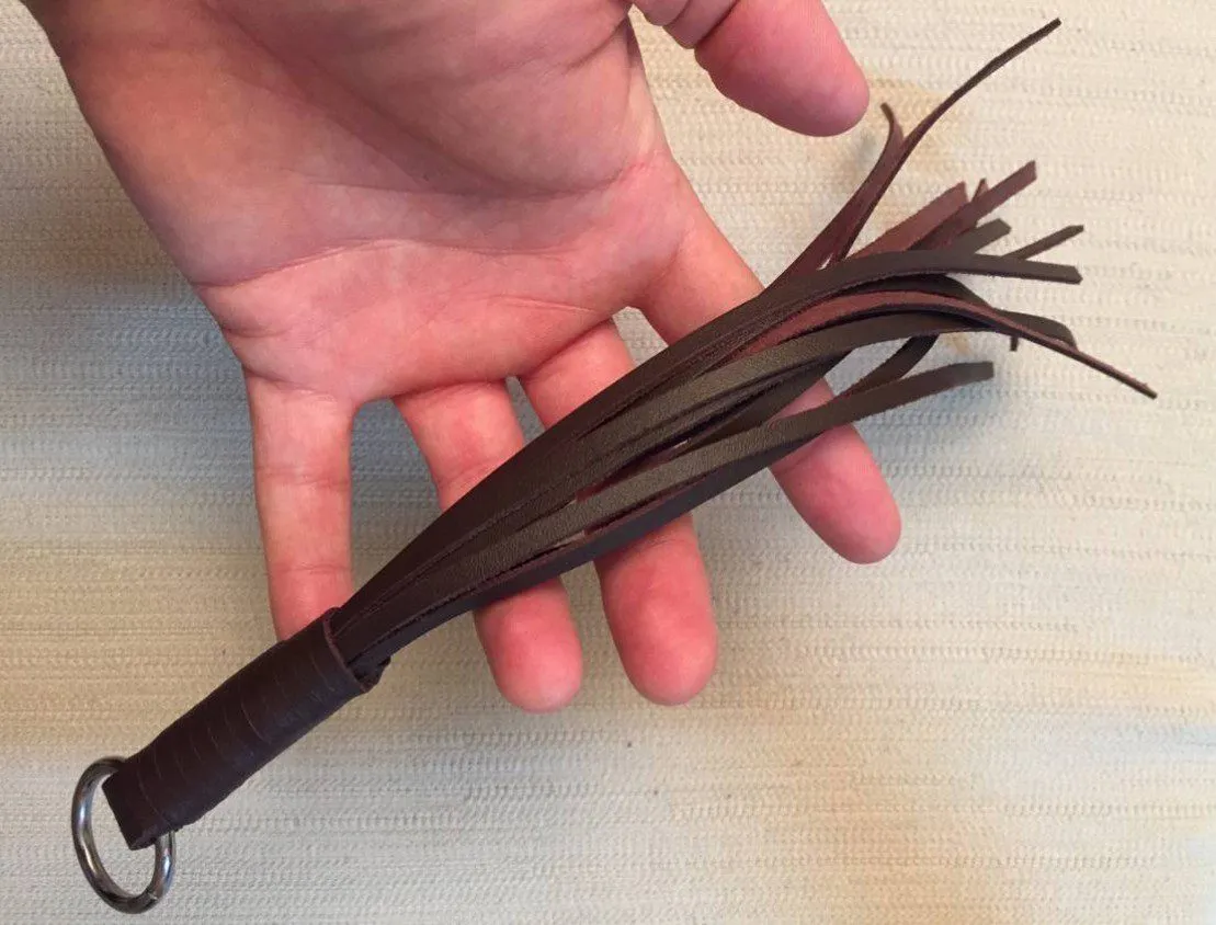 Finition du petit martinet en cuir marron Dèmonia