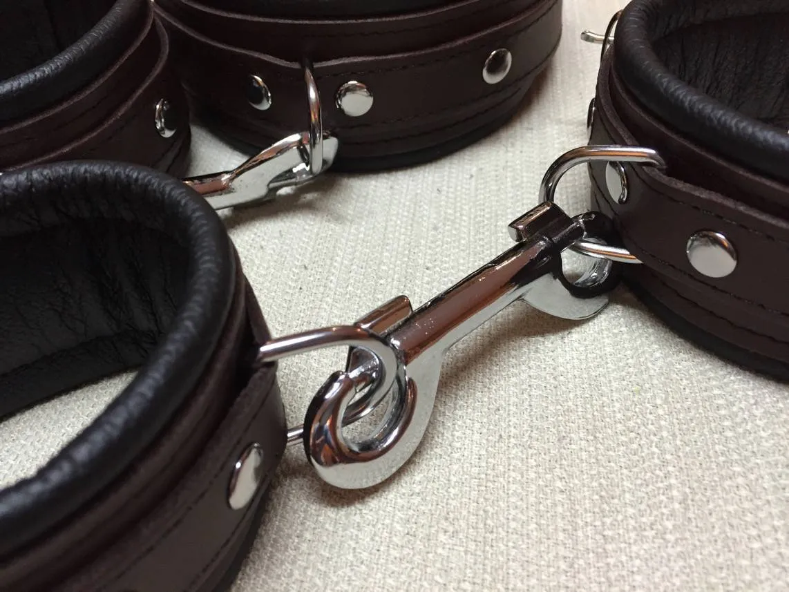 Test des menottes Cuir Marron Dèmonia