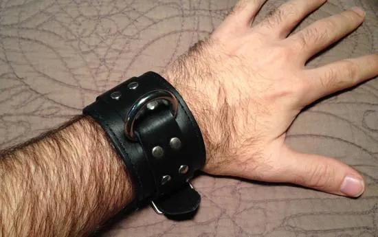 NXPL-Menottes-Cuir-Noire-Mauve-4