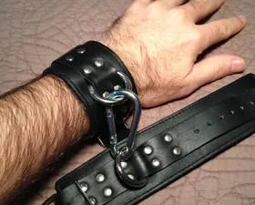 Test des menottes Dèmonia Cuir et fourrure