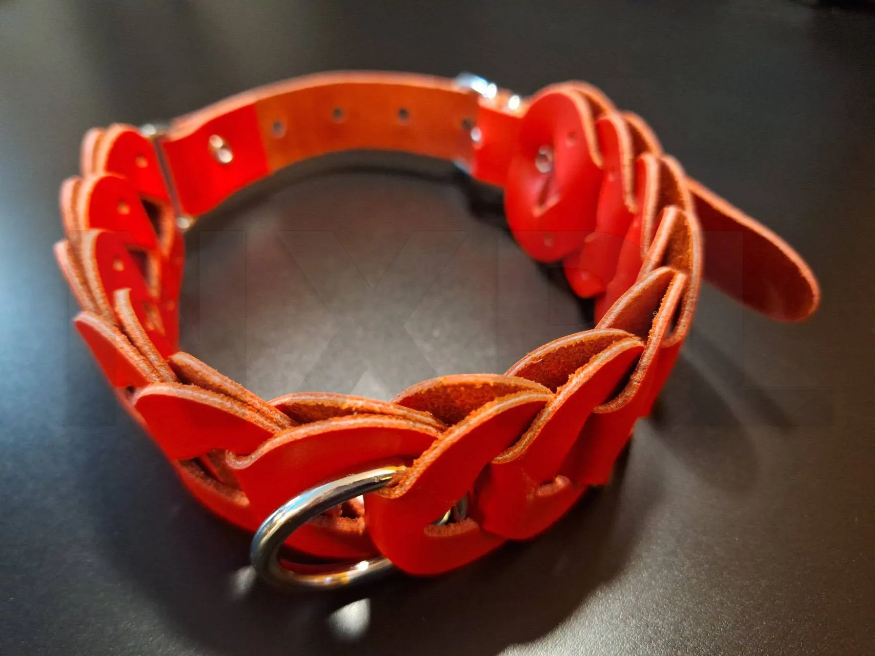 Test des menottes et chocker en cuir rouge tressé The Sinners - Nouveauxplaisirs.fr