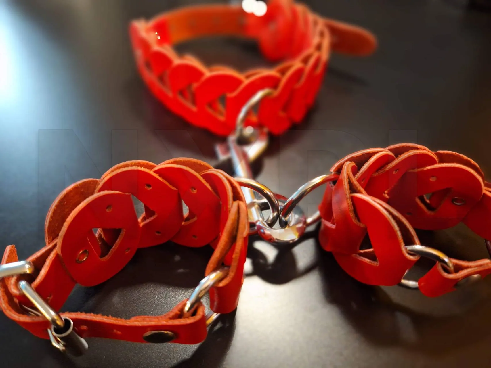 Confort et polyvalence — Menottes et Chocker en cuir tressé