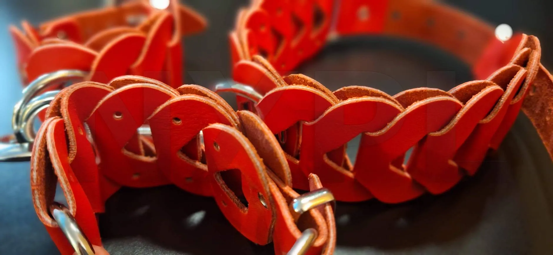 Test des menottes en cuir rouge The Sinners