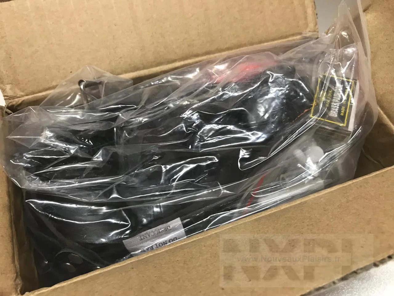 Menottes cuisses et poignets Dildok livrées dans un sachet plastique sans emballage