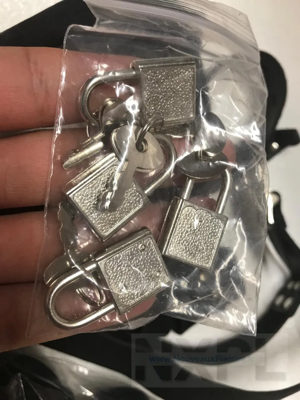 nxpl menottes cuisses poignets dildok 03