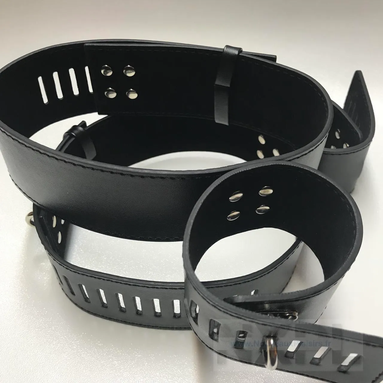 nxpl menottes cuisses poignets dildok 04