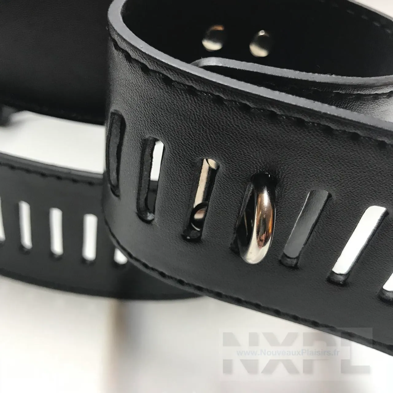 Détail des rivets et des finitions des menottes cuisses et poignets Dildok