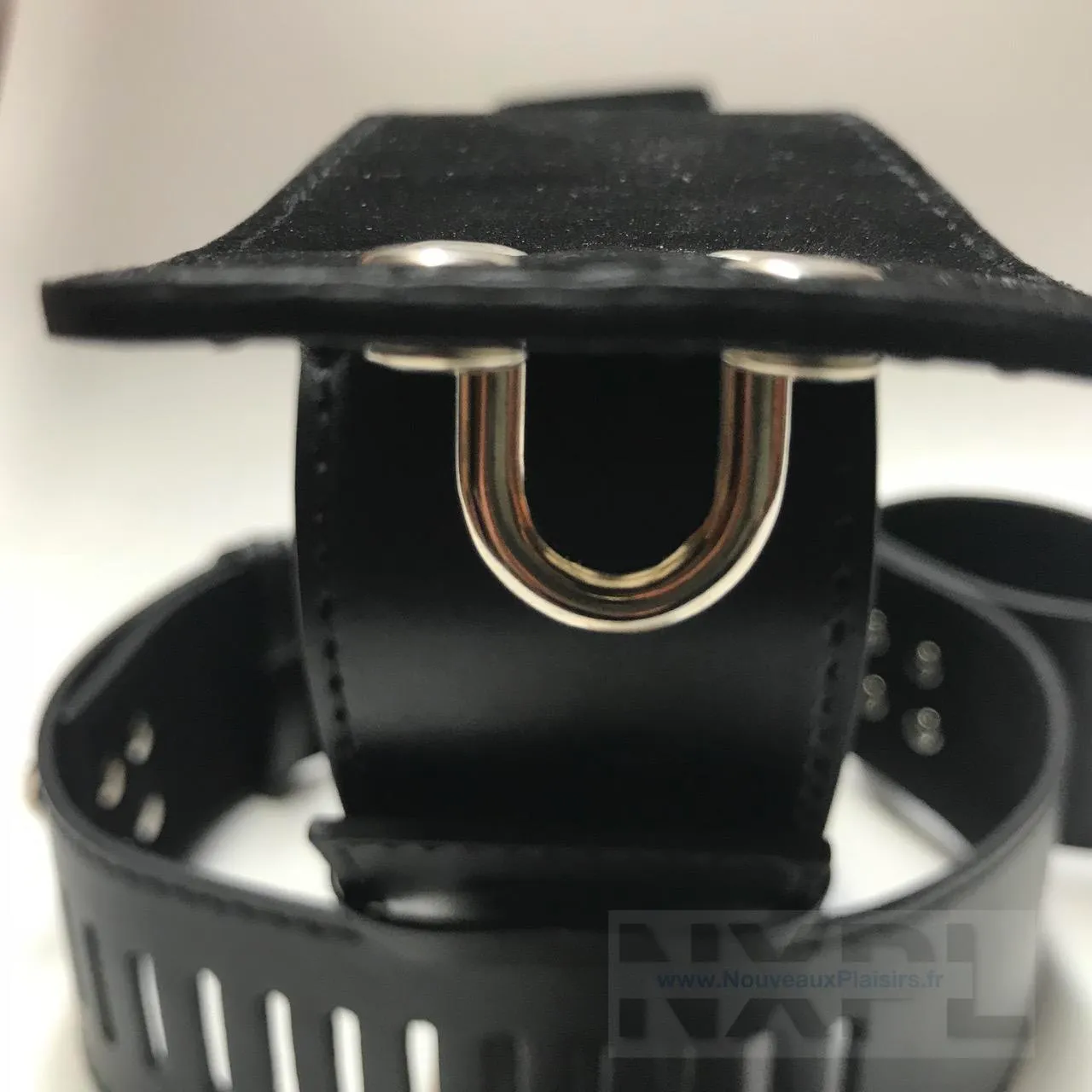 Vue d'ensemble des menottes en simili-cuir de la marque Dildok