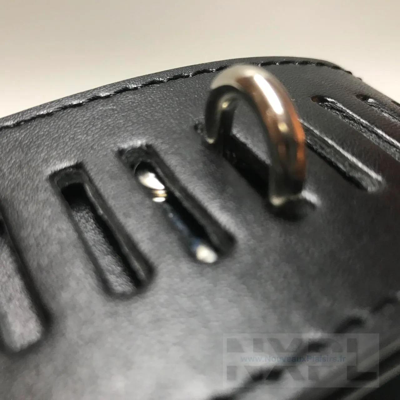 nxpl menottes cuisses poignets dildok 14