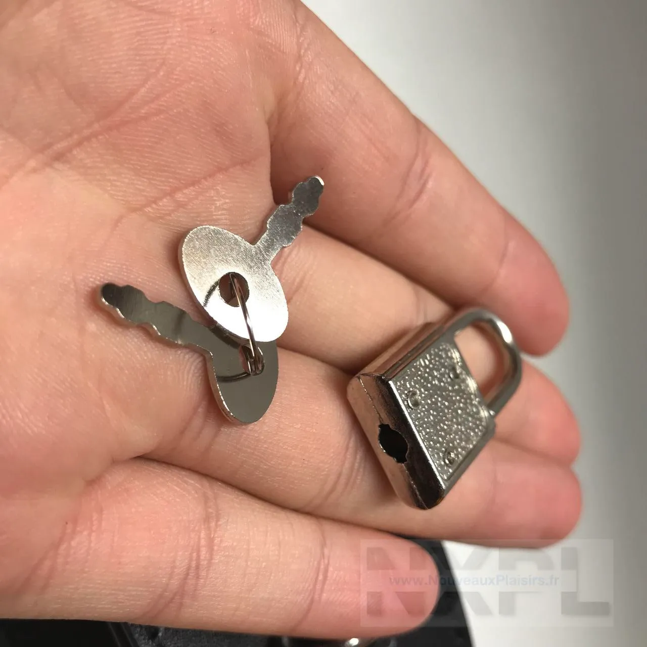 nxpl menottes cuisses poignets dildok 15