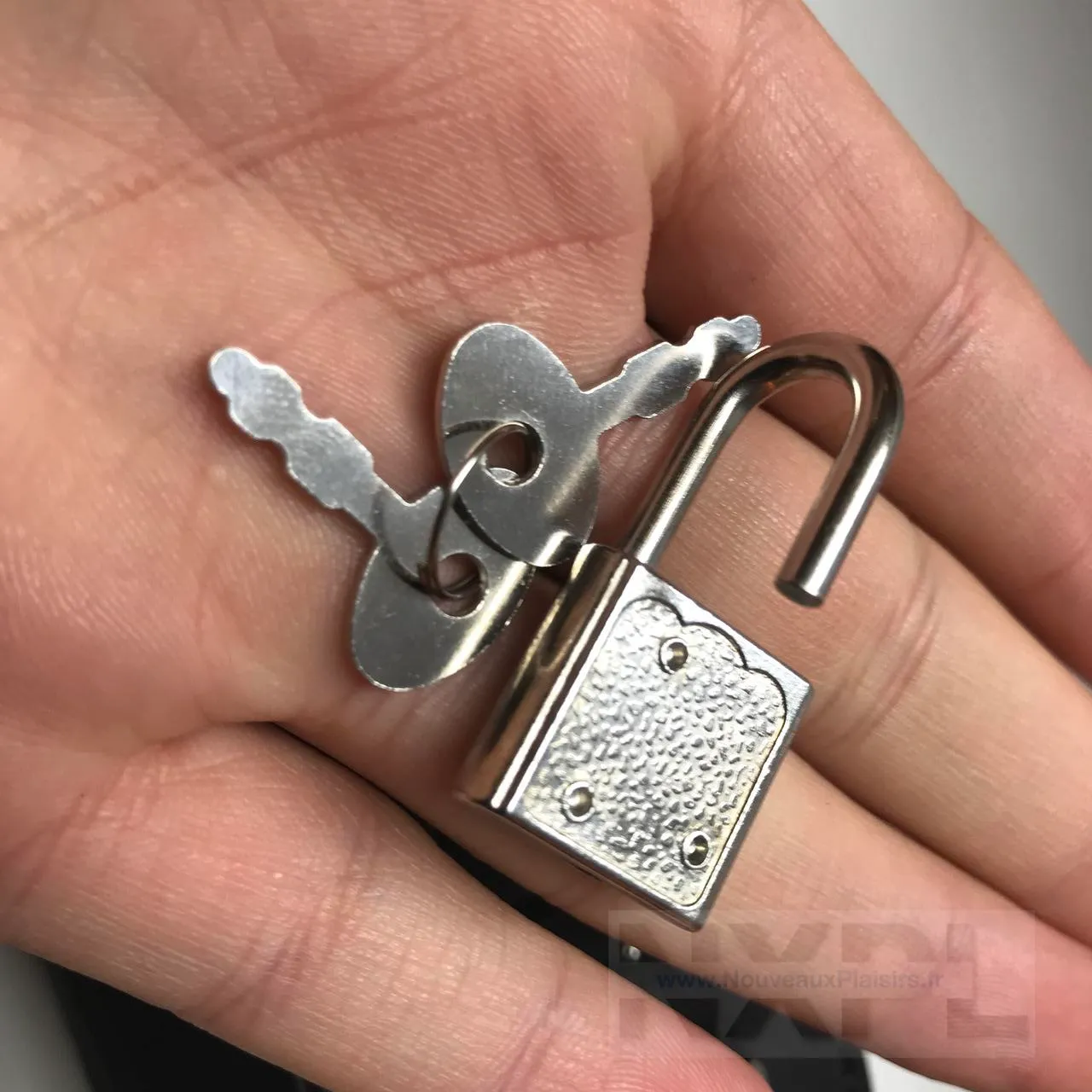 Cadenas bas de gamme fournis avec les menottes Dildok