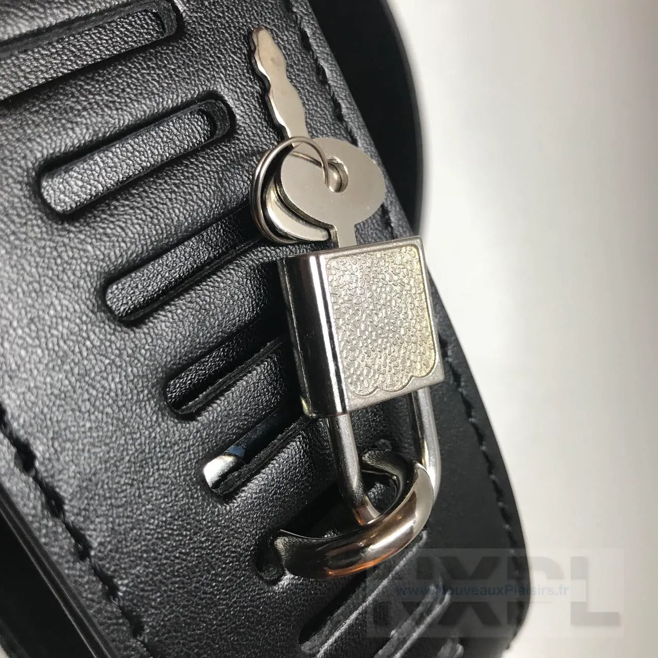 Boucle de la menotte Dildok verrouillée par un cadenas