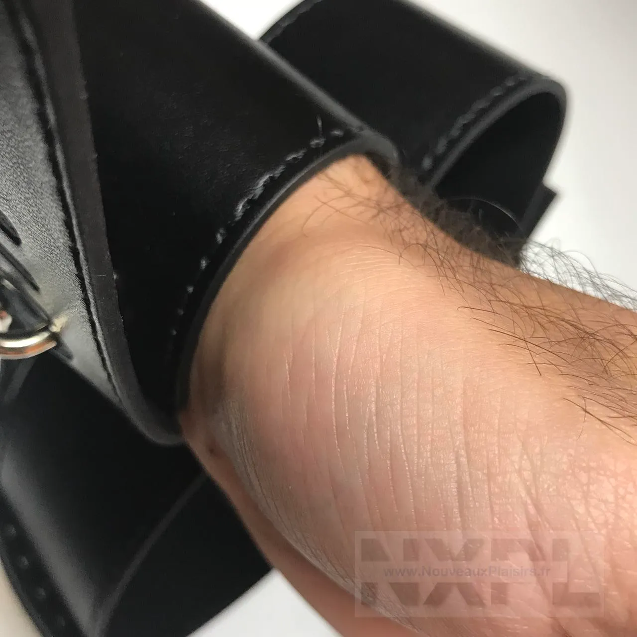 Utilisation des menottes cuisses et poignets Dildok en session de bondage