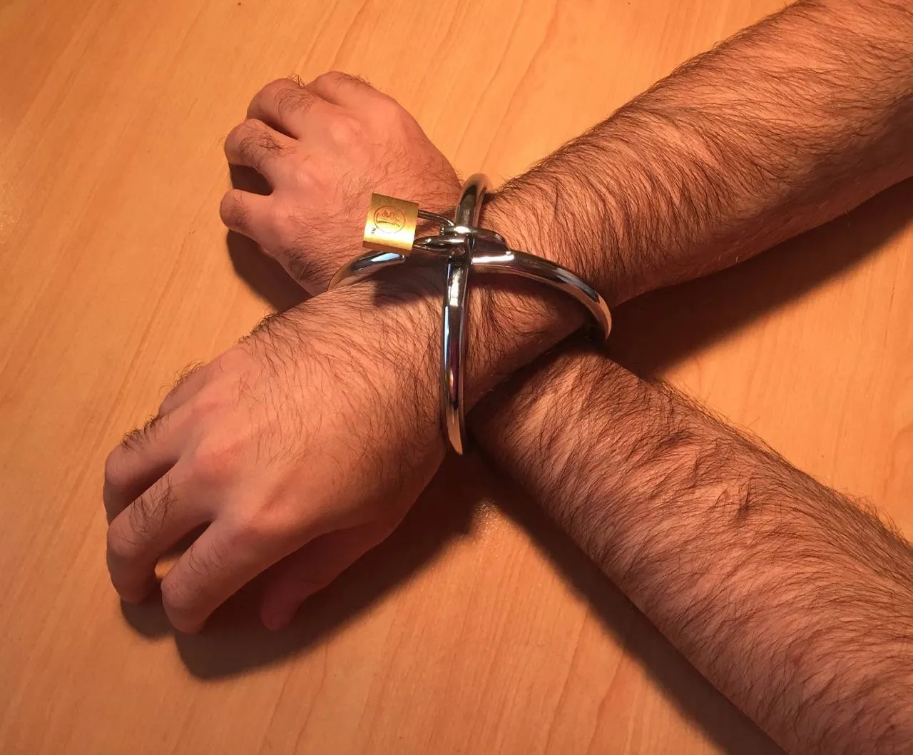 Installation des menottes Ignite Spherical Cuffs sur les poignets