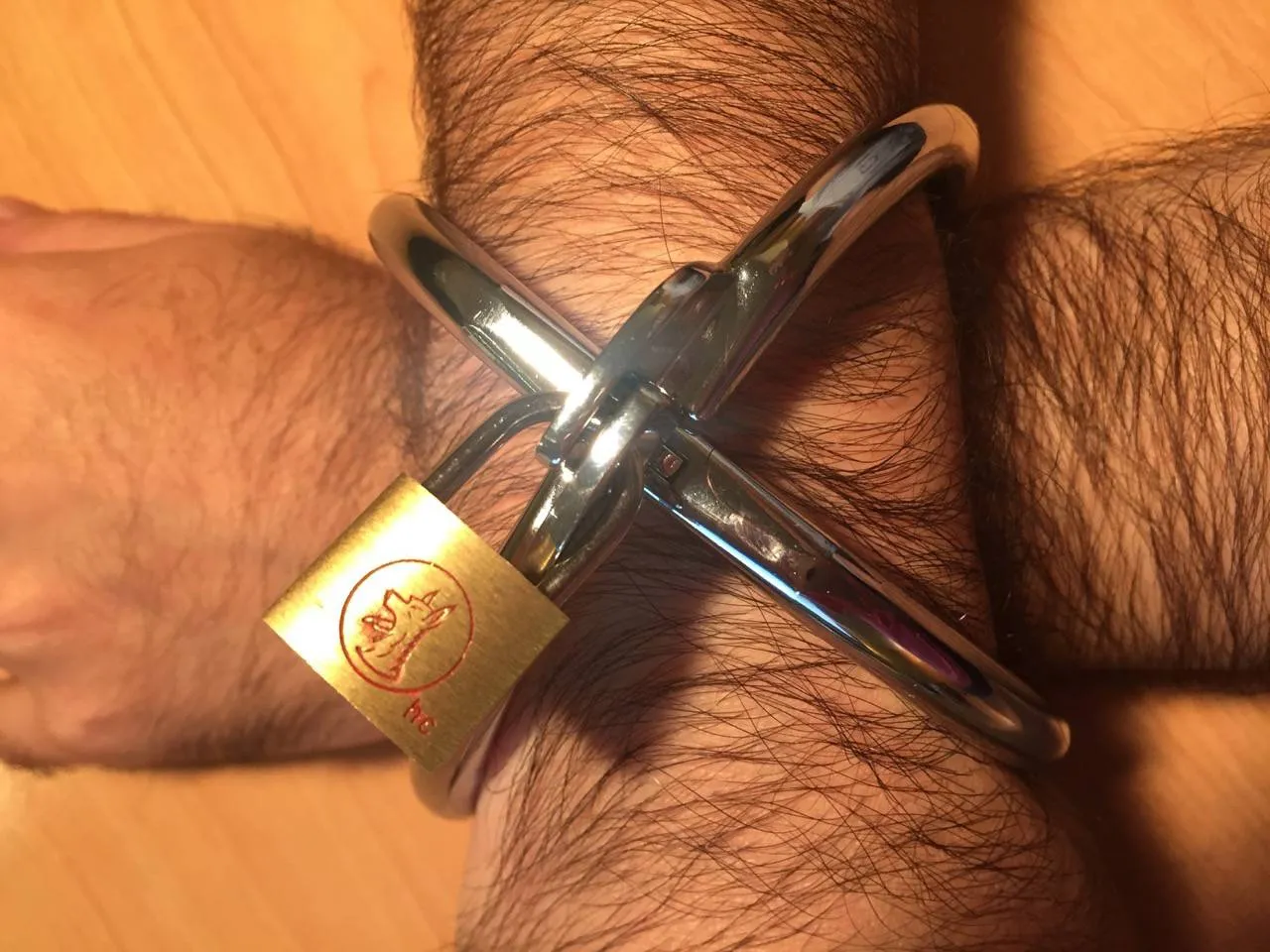 Menottes Ignite Spherical Cuffs utilisées pour une restriction maximale