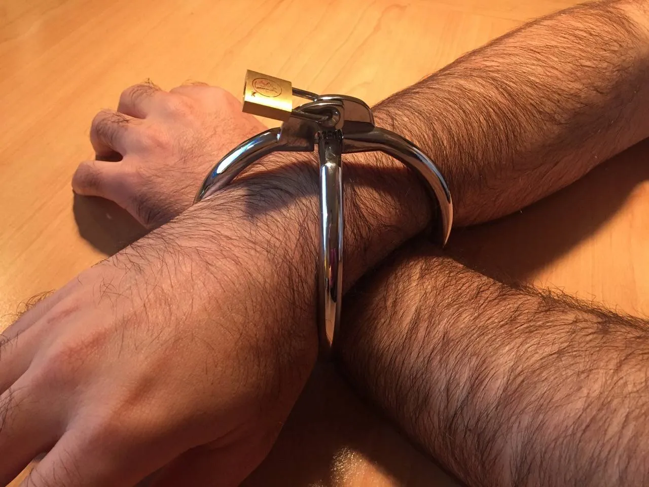 Test des menottes Spherical Cuffs, sublime bondage très original !