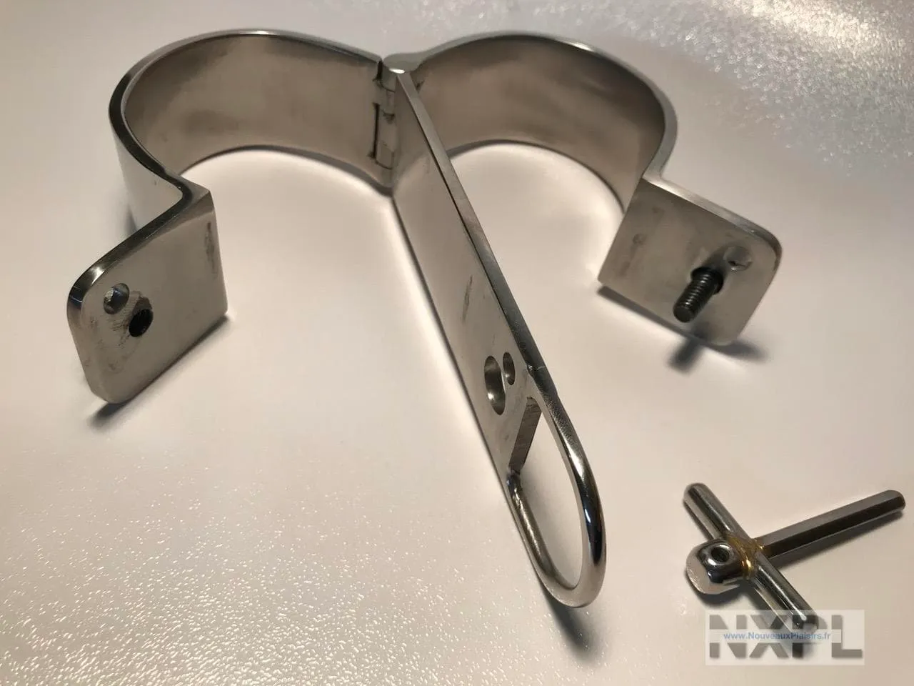 Vue d'ensemble des menottes jointes en acier Kub de Dèmonia